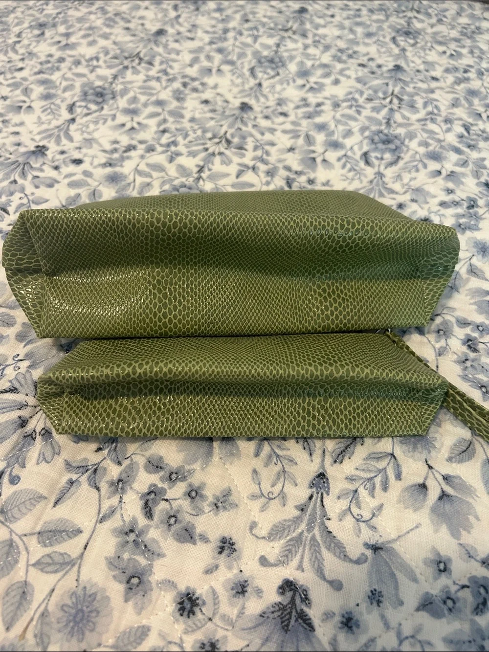 Clinique Faux Snakeskin Green Cosmetic Makeup Bag Set – 2 Piece